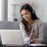 Tanara, consilier vanzari magazin online de  haine